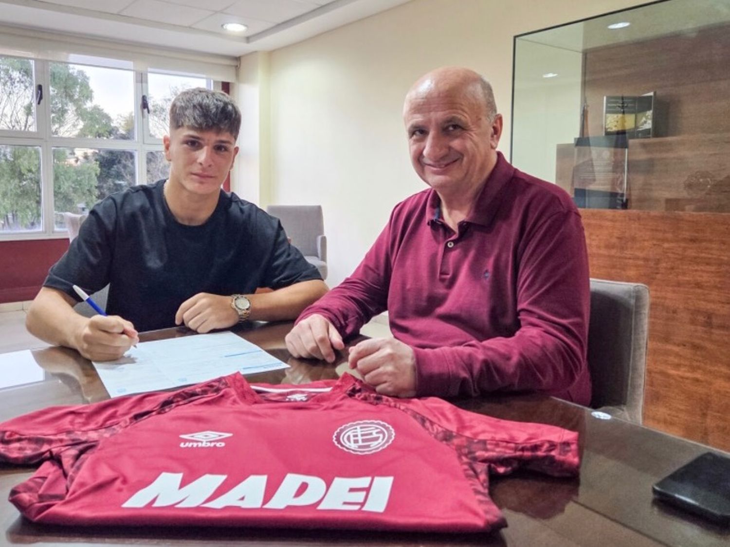 Thomas de Martis firmó su renovación con Lanús