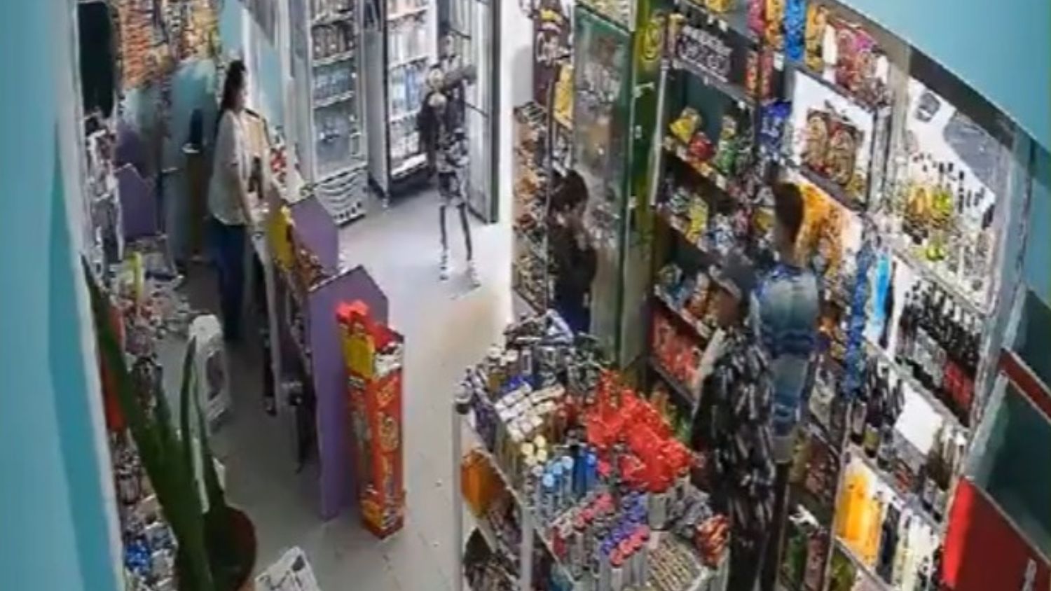 Un video que duele: así fue el brutal asalto de una banda de nenes en un kiosco de La Plata