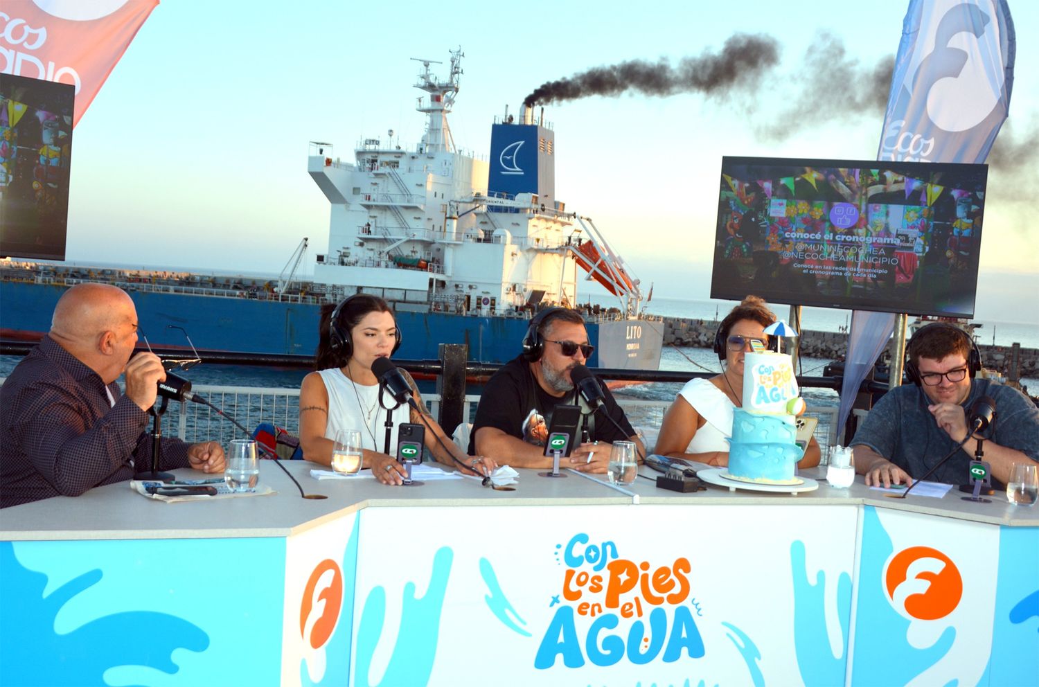 Un barco salió del puerto mientras los conductores estaban al aire