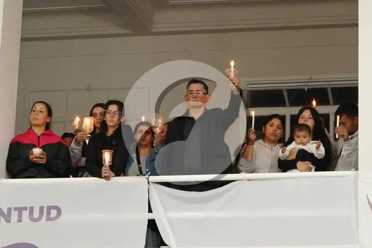 Familiares de Mónica Nielsen anoche en el Concejo
