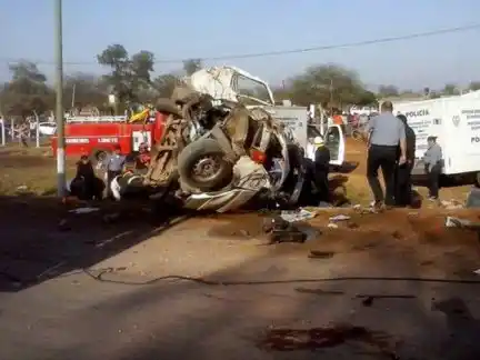 Tragedia en Santiago: Chocó camión y combi en la que iban docentes
