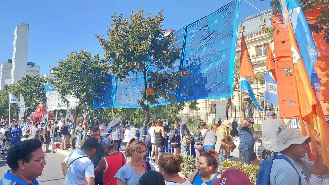 Cómo fue la llegada de la militancia que recibió a Axel Kicillof: De una plaza desierta al arribo de los bombos y platillos