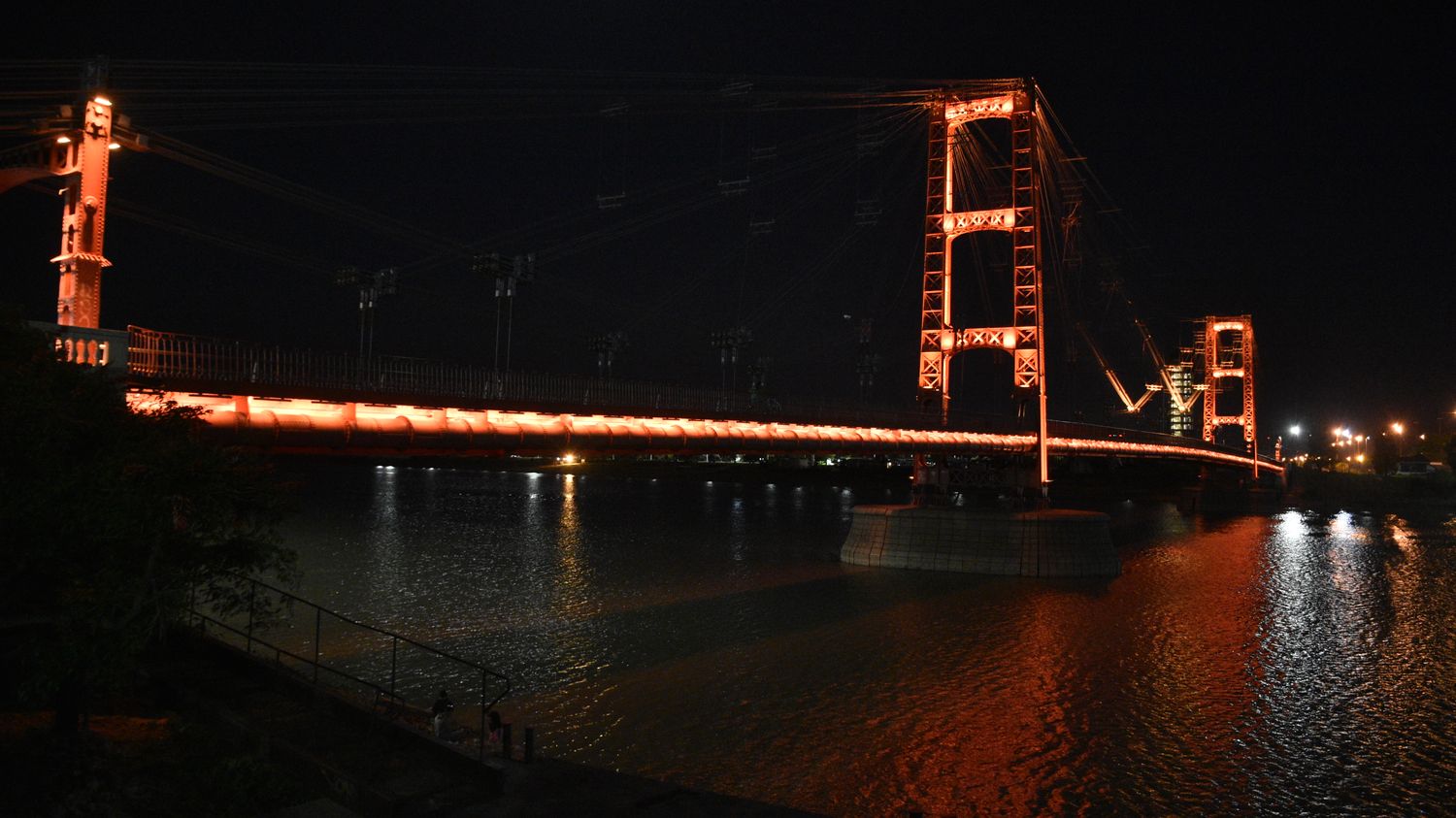El Puente Colgante se iluminó de naranja por el Día de la Psoriasis