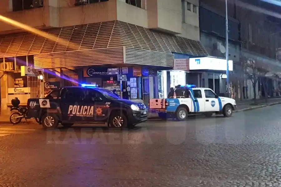 Le barretearon el techo del patio luz y le intentaron robar mercadería, en pleno centro