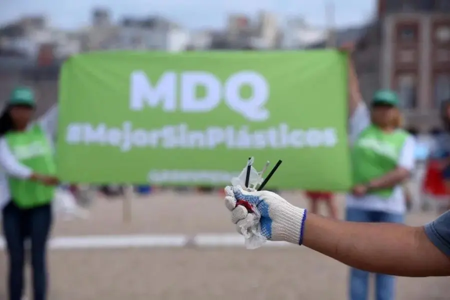 Prohíben el uso de sorbetes y utensilios plásticos en la costa