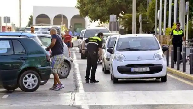 Protagonizaban una orgía en una camioneta, pero fueron multados por no usar el cinturón
