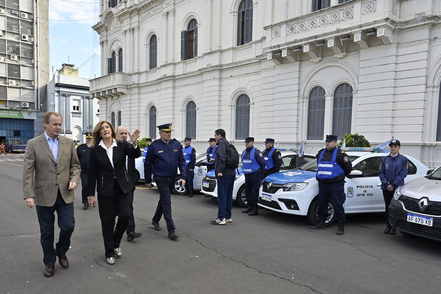 Bordet encabezó la entrega de móviles y equipamiento a la Policía