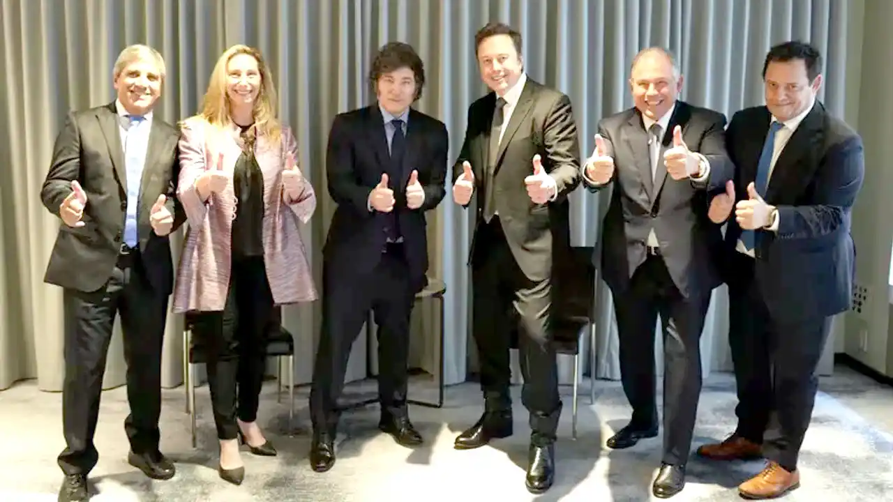 Javier Milei junto a la comitiva que lo acompaña y Elon Musk -Fotografía: Presidencia.