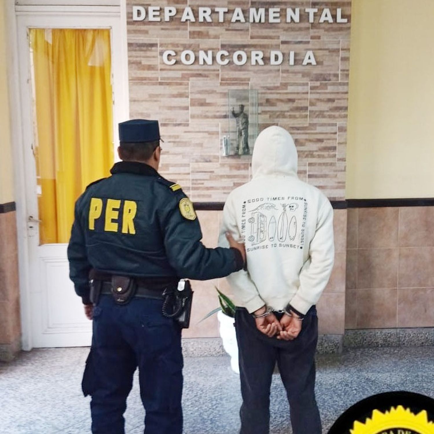 Violó una orden de restricción y fue detenido