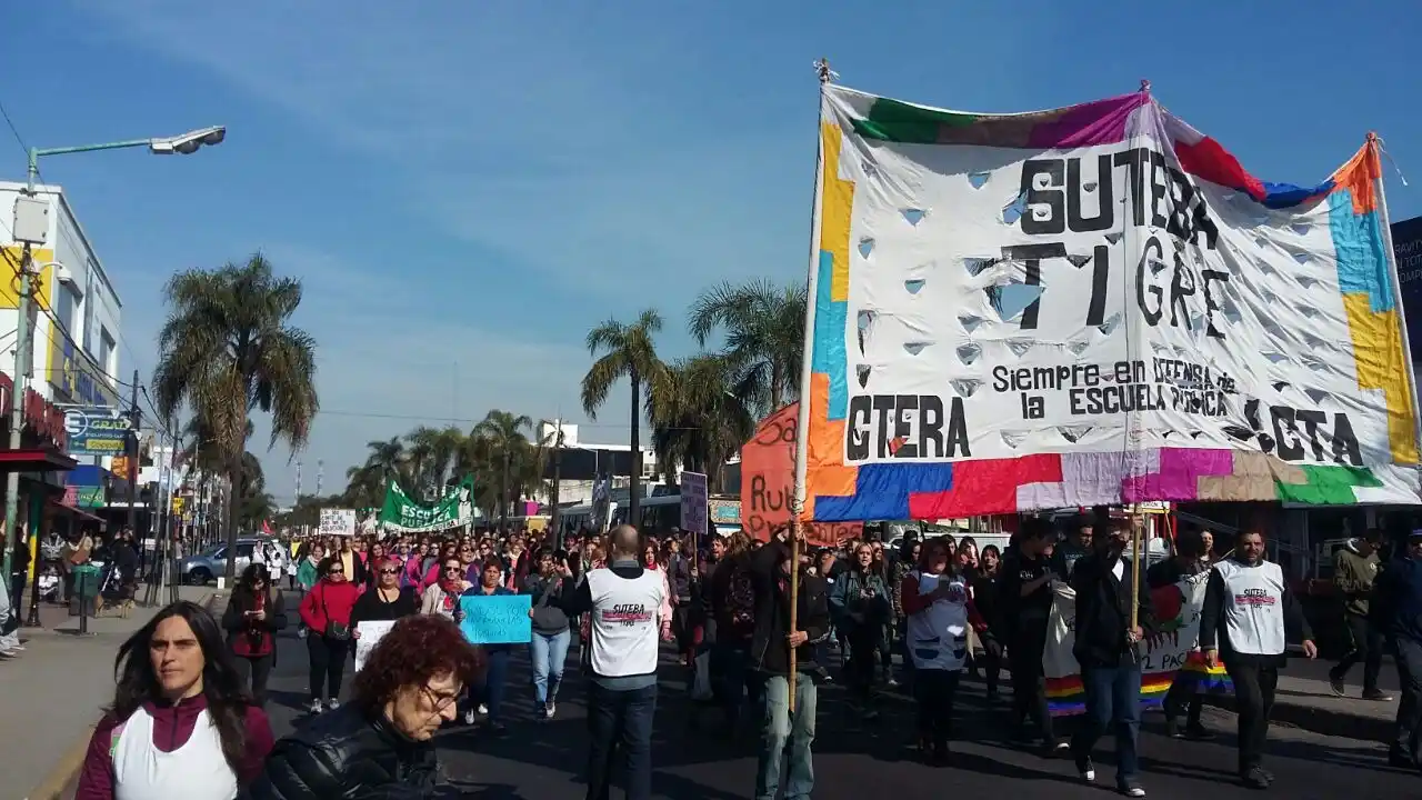 En medio del paro, los docentes reclamaron por las escuelas cerradas en la Provincia 