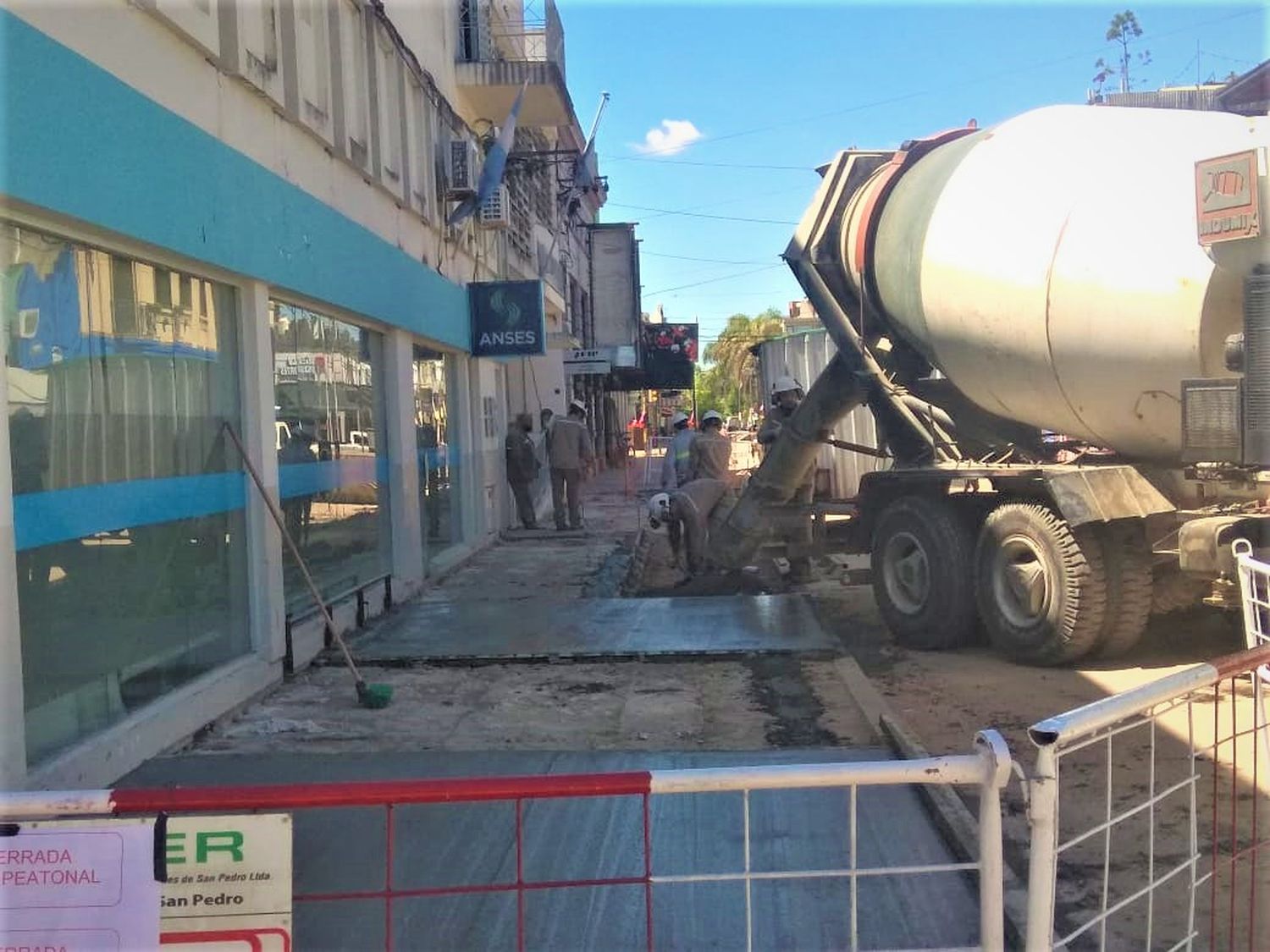 Peatonal: comenzaron a colocar el “cemento alisado” que reemplaza a las baldosas en las veredas