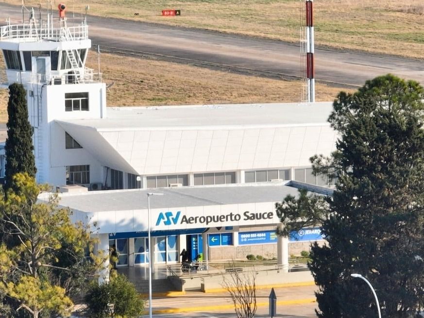 Un vuelo procedente de Aeroparque a Sauce Viejo estuvo 55 minutos en el aire esperando aterrizar. Foto: Fernando Nicola (dron).