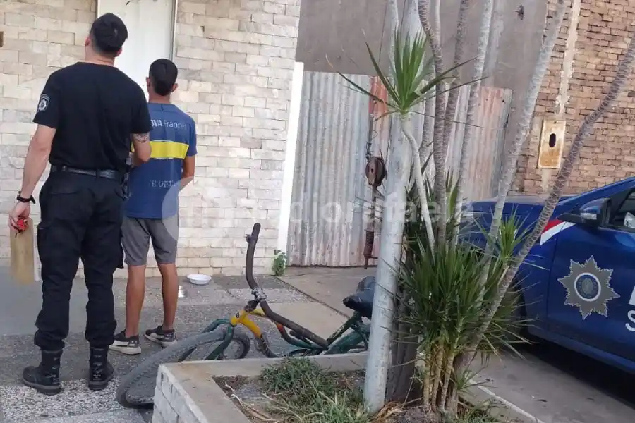 Los ‘engancharon’ robando chapas y quisieron escapar: uno de ellos fue atrapado por la policía