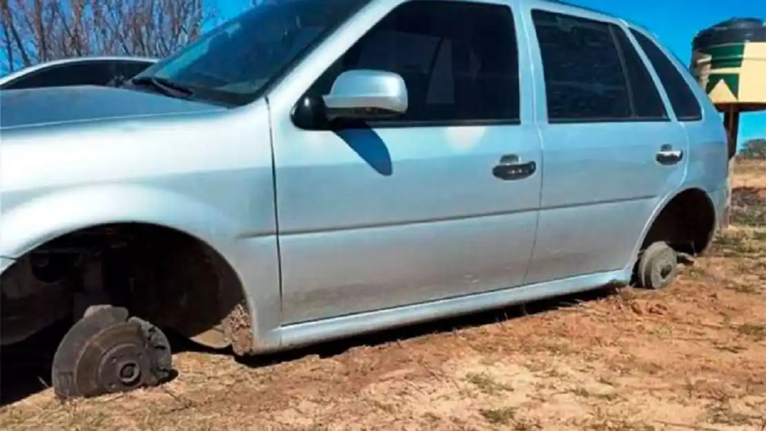 Fueron a pescar y cuando volvieron les habían robado las ruedas de su auto