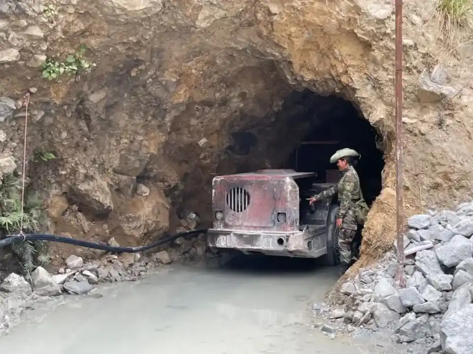 Hallaron restos de 16 personas en la fosa de una mina peruana