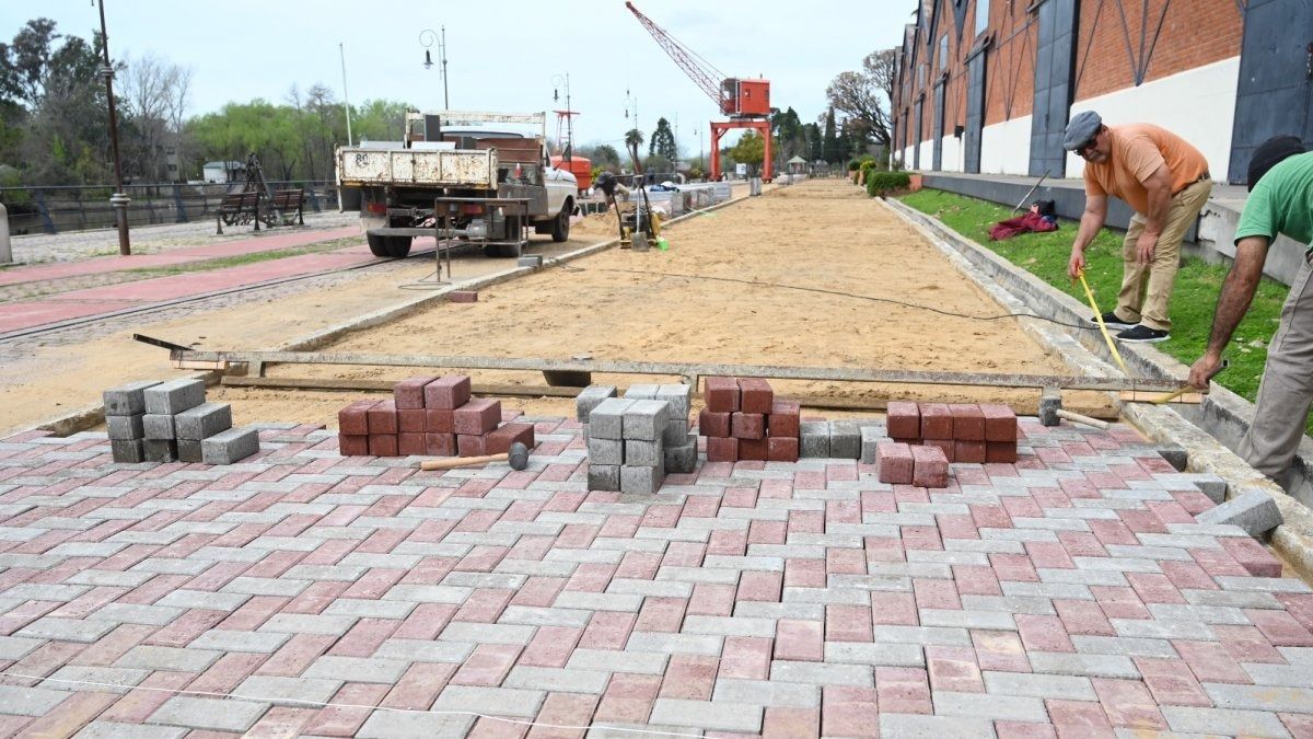 Colocan nuevos adoquines entre los Galpones del Puerto y el río Gualeguaychú