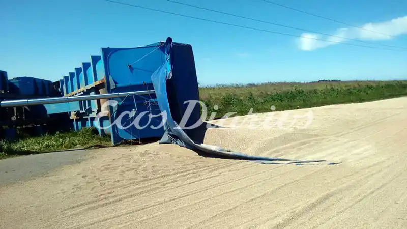 Despiste y vuelco de un camión con batea
