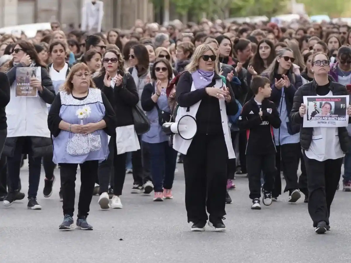 Vecinos y docentes marcharon por las calles de Necochea para pedir justicia por la muerte de Nancy Godoy.