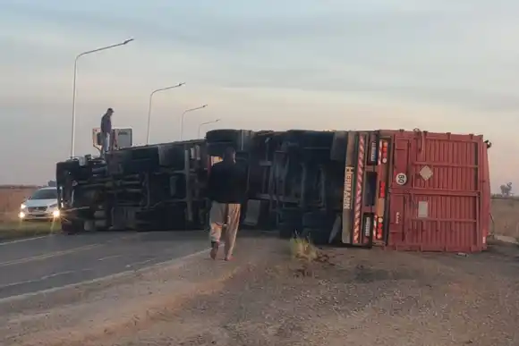 Un camionero volcó, resultó herido y bloqueó el paso en la ruta S26