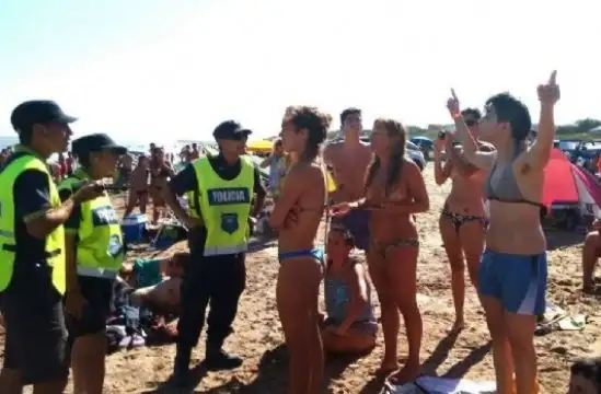Los video de la polémica por los topless en Necochea y la intervención policial 