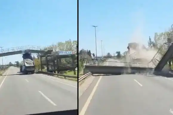 VIDEO | Se olvidó la batea levantada, chocó un puente peatonal y lo destruyó