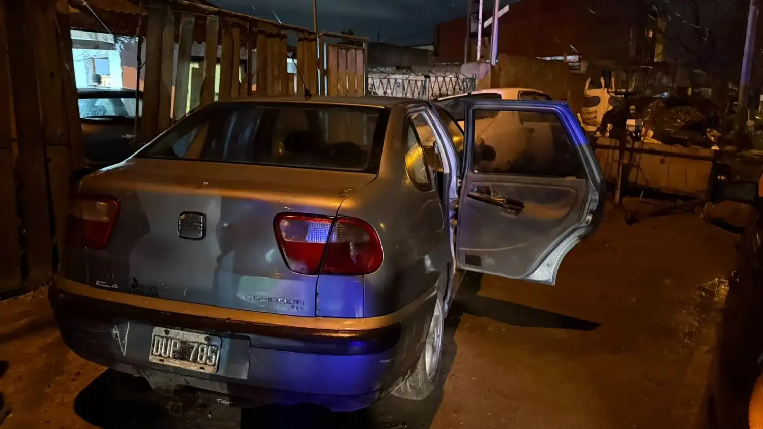 El auto fue encontrado, pero los delincuentes permanecen prófugos.