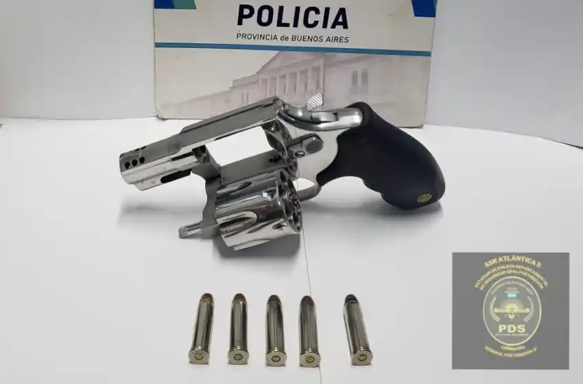 La policía encontró su camioneta robada y terminó con una causa por tener un arma