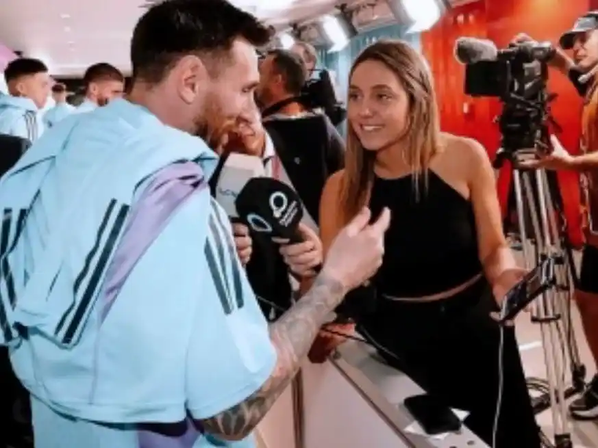 Tras la victoria ante Croacia que depositó a la Argentina en la final del Mundial de Qatar, Martínez protagonizó un momento que rompió el molde del esquema tradicional de preguntas y respuestas.