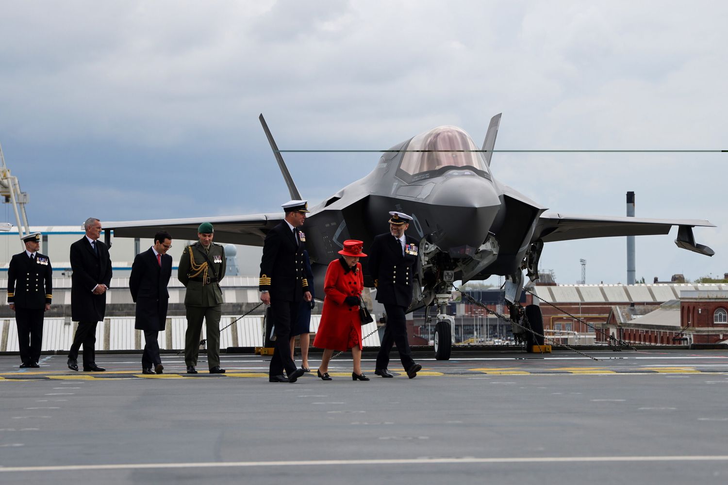 La Reina Isabel II visitó el portaaviones HMS Queen Elizabeth