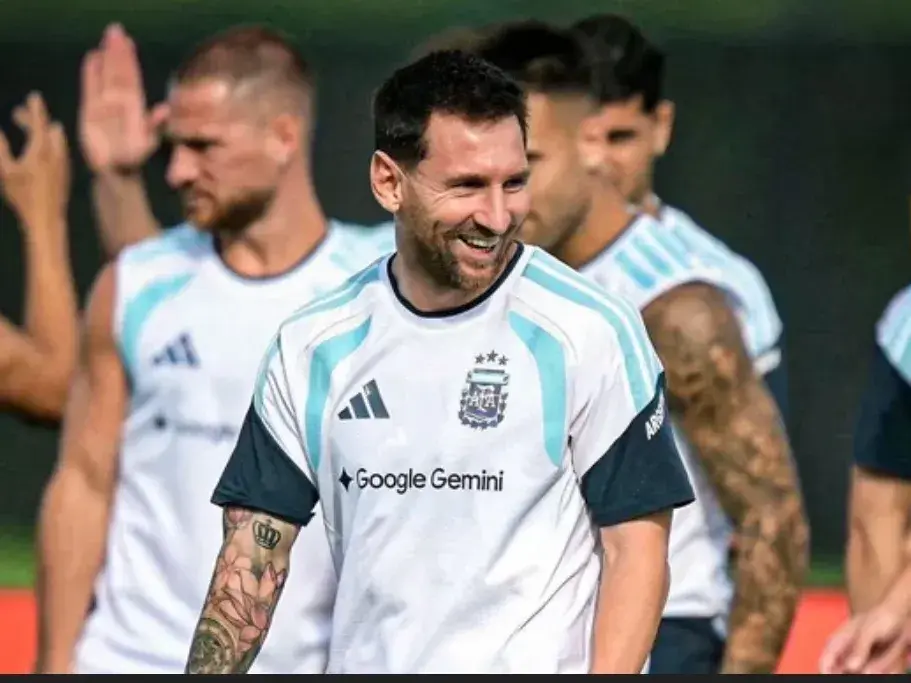 Messi, distendido pese a su difícil momento personal, encabezó el entrenamiento del jueves en Kansas. Foto:AFA