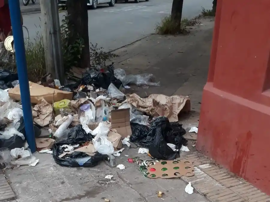 Vecinos reclaman por basura que dejan los bares de la zona