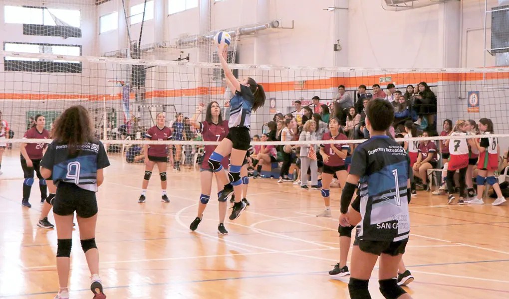 Fecha de la Liga Necochea de voley en el Polideportivo Municipal de San Cayetano