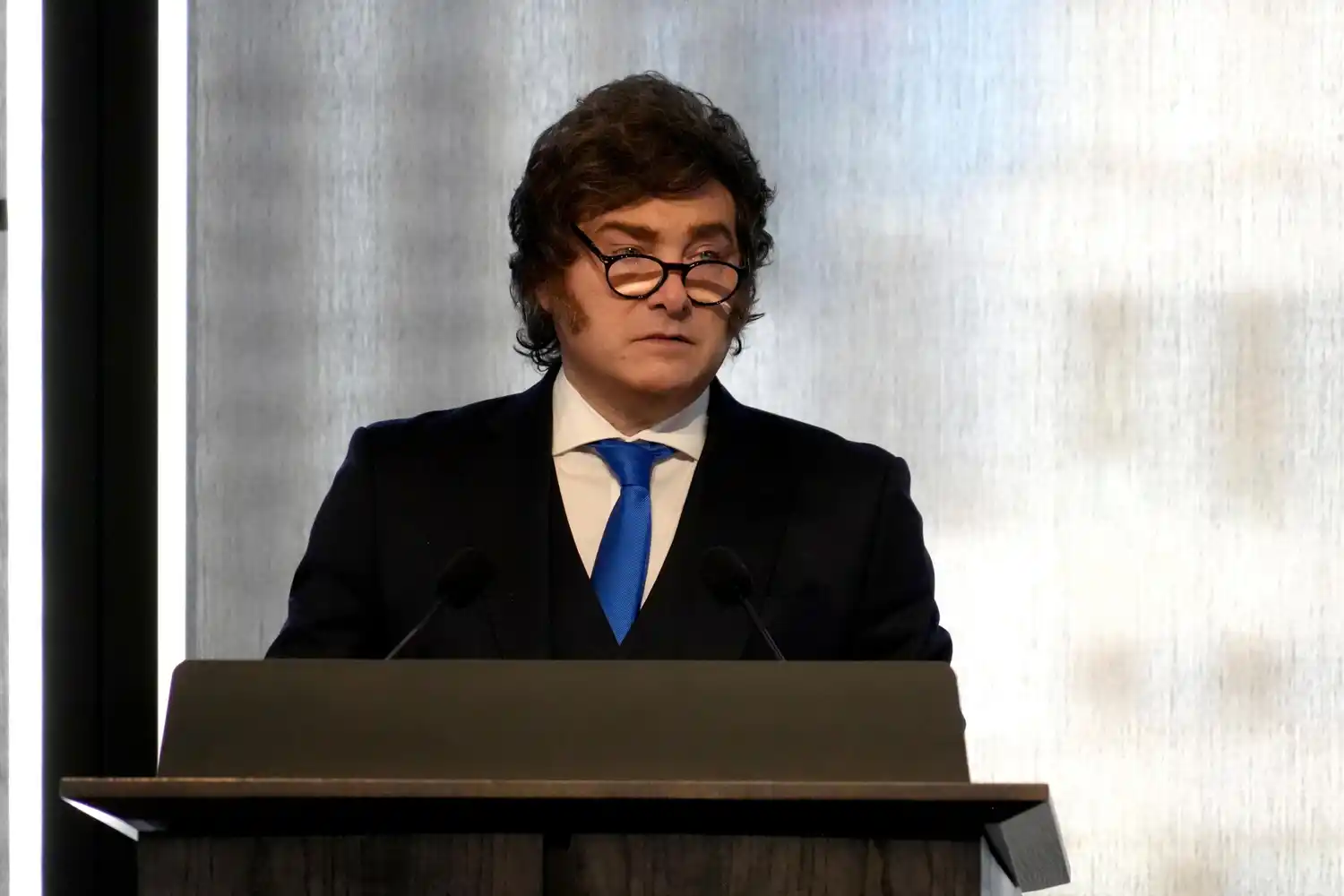 Marcha atrás con la dolarización en el Gobierno.