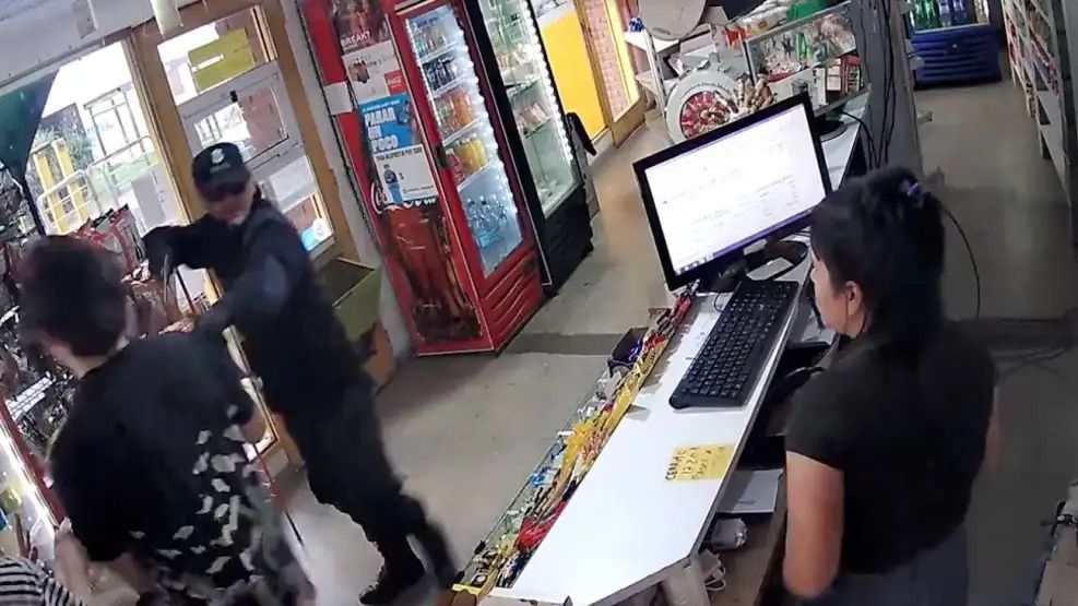La Plata: asaltó un kiosco disfrazado como policía de la Bonaerense