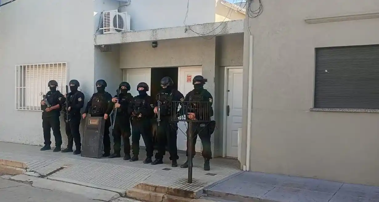 El operativo fue desplegado por personal del Cuerpo Guardia de Infantería y de la Comisaría 4a.