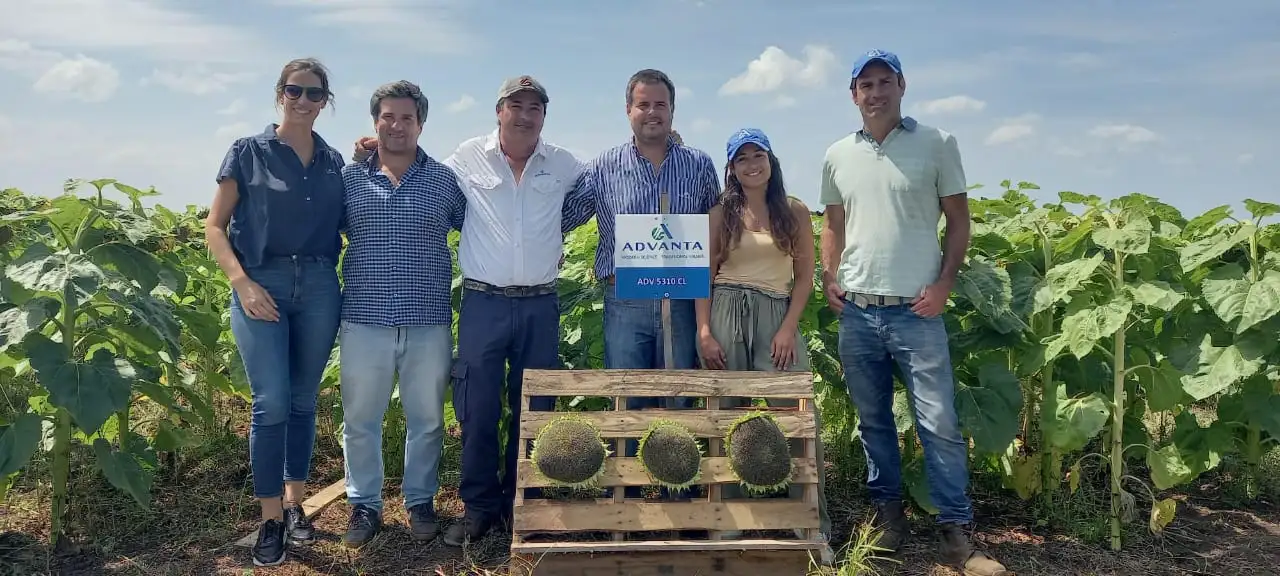 Eugenia Botto junto a sus allegados de la empresa.