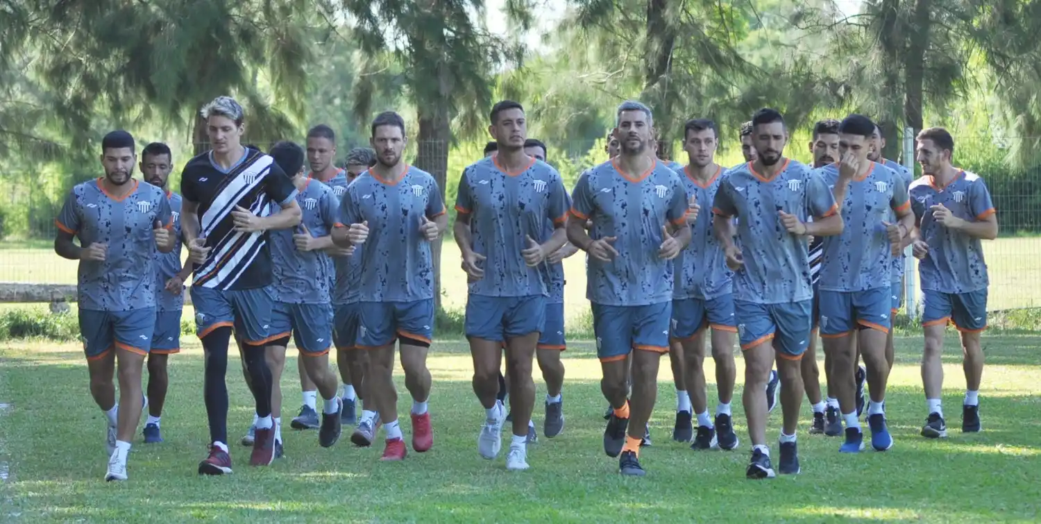FOTO PRENSA CHACO FOR EVER Politano, en el extremo derecho, al fondo del grupo.