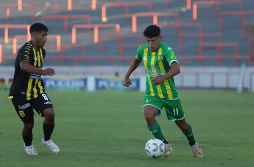 Nicolás Laméndola con la pelota en el pie (Foto: Florencia Arroyos)