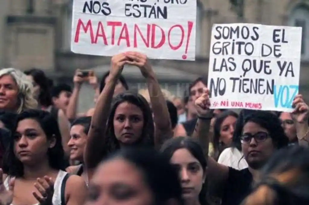 #8M: mujeres santafesinas marchan por las calles hacia plaza 25 de Mayo