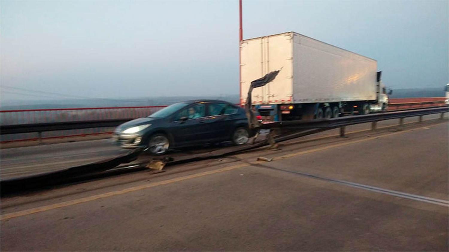 Camión rompió el guardarrail y pasó a la mano contraria en puente de Ruta 12