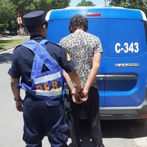 Un hombre fue detenido en Crespo tras intentar agredir a un vecino en la vía pública
