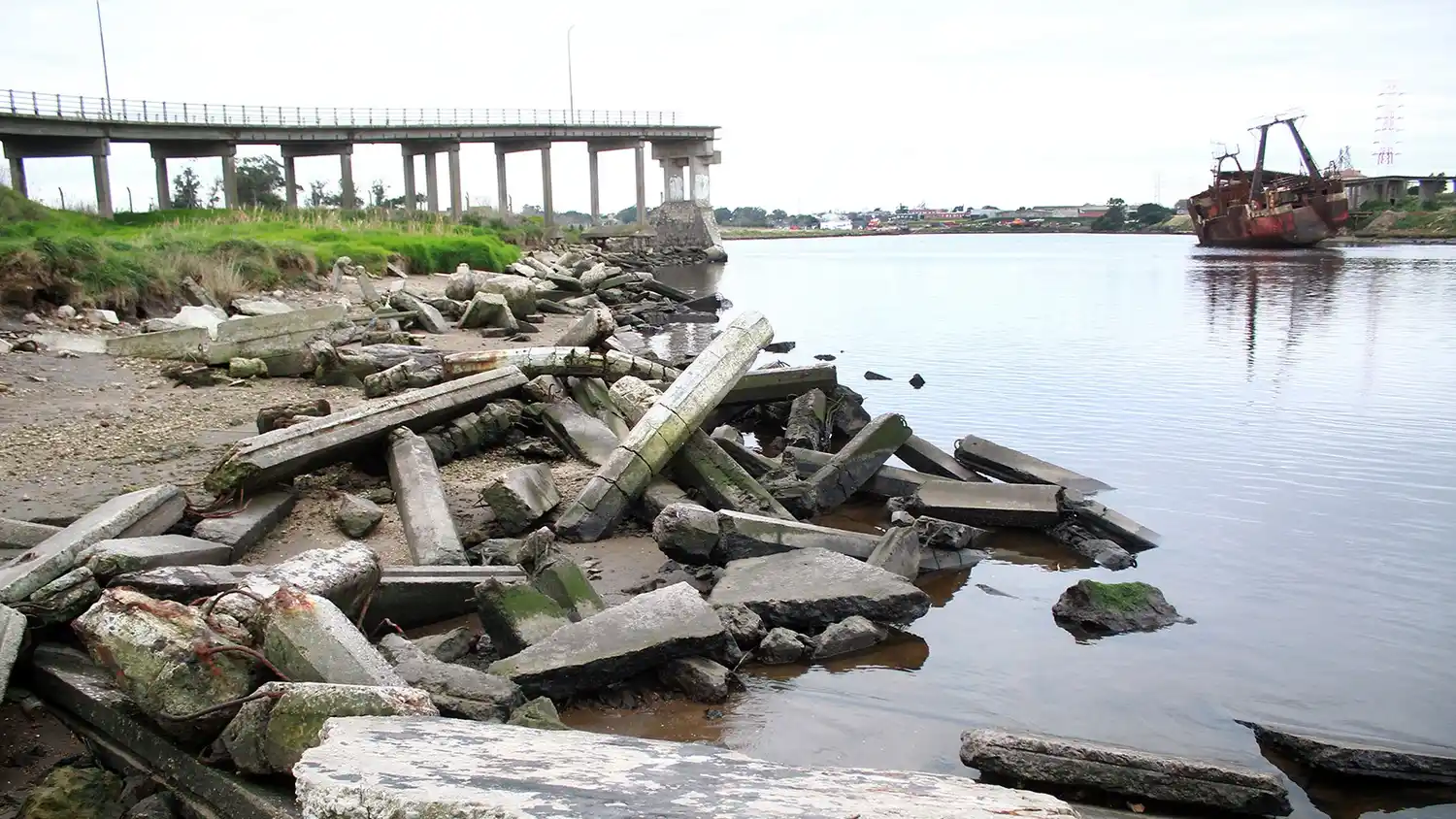Restos del puente Ezcurra en la zona portuaria que nunca se reconstruyó