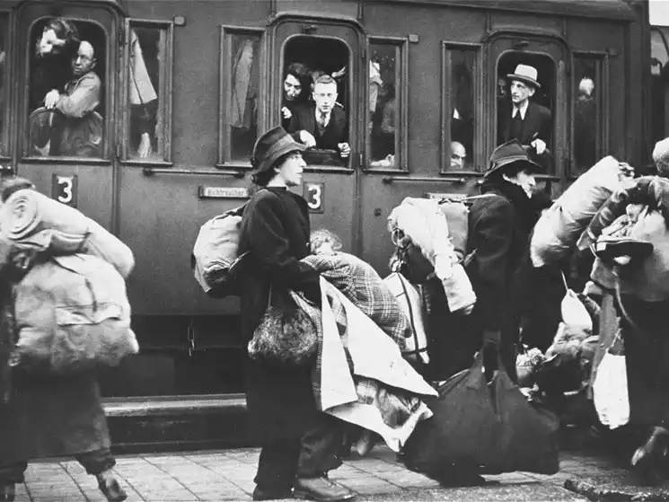 Los alemanes usaban vagones de carga y de pasajeros para las deportaciones. No les daban agua ni alimento a los deportados, aún cuando los transportes debían esperar días en ramales ferroviarios a que pasaran otros trenes.