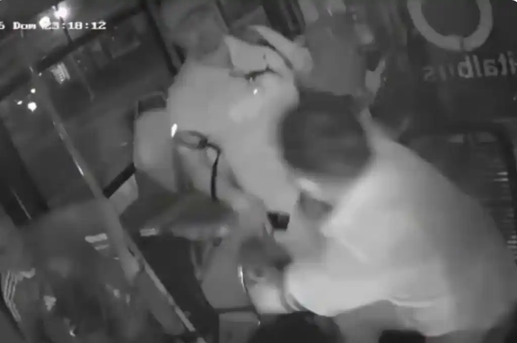 Un colectivero a las trompadas con un pasajero