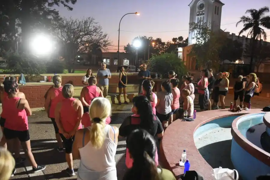 En la plaza “Padre Normando Corti”, las clases de zumba son un clásico del verano rafaelino