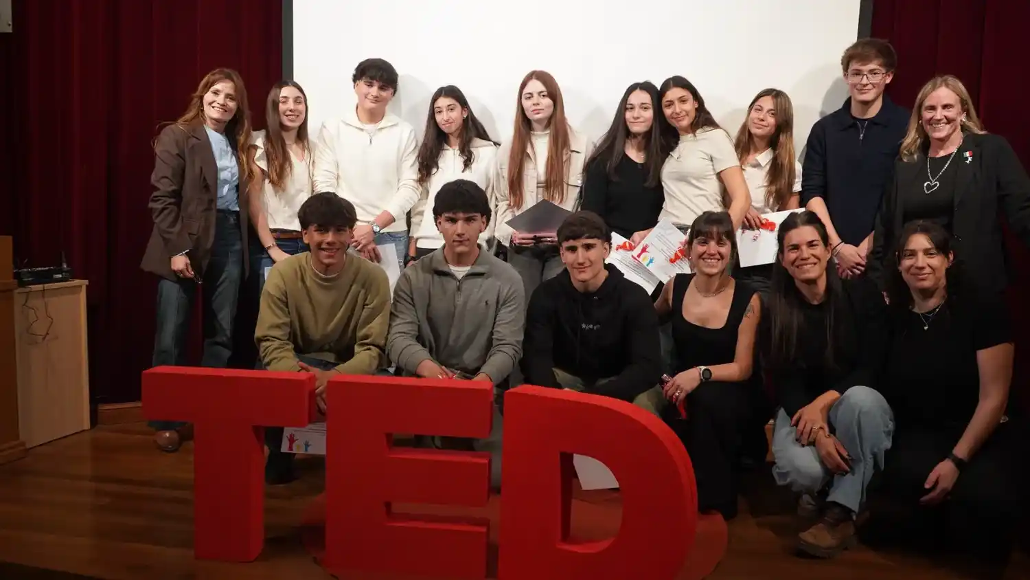 Estudiantes llevaron sus historias al escenario de las charlas TEDEd