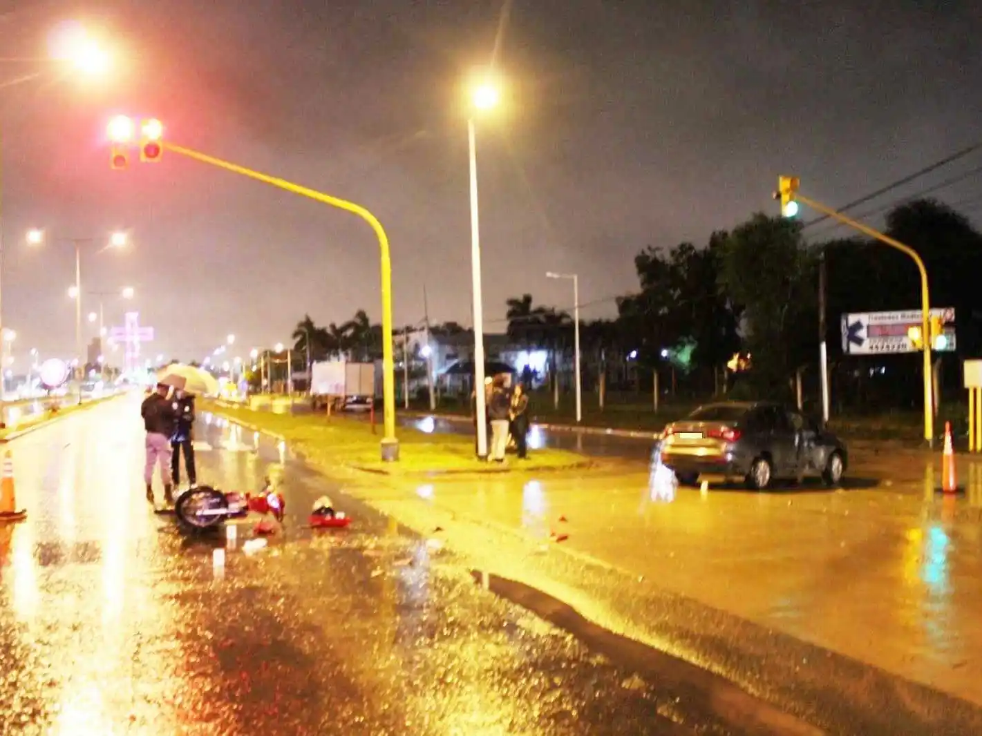 Un motociclista resultó con lesiones 
graves tras colisionar contra un auto