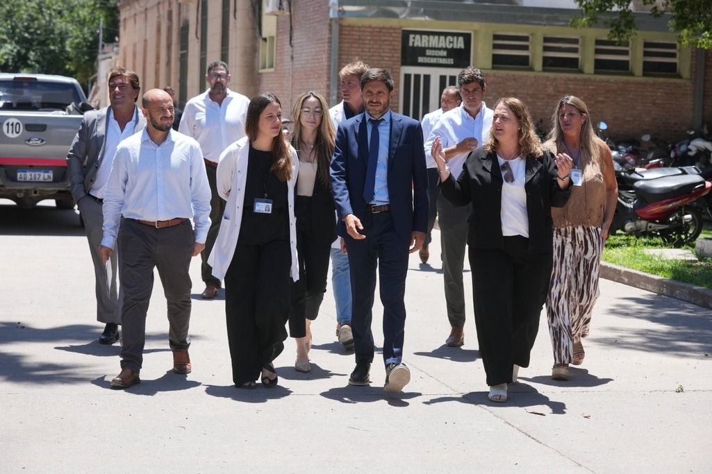 Pullaro recorrió el Hospital Cullen: El nosocomio, con 115 años, brinda cobertura sanitaria a una población de referencia cercana a 1,6 millones de habitantes del centro-norte provincial.