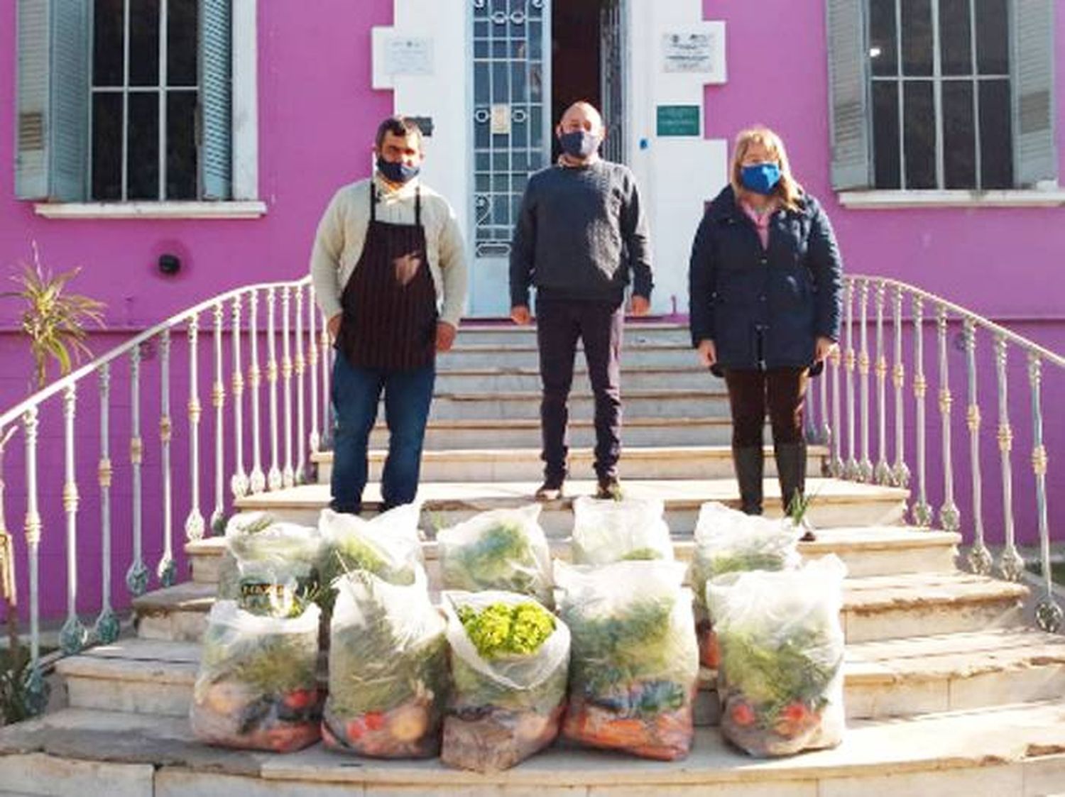 Entrega de bolsones de frutas y verduras a diferentes instituciones