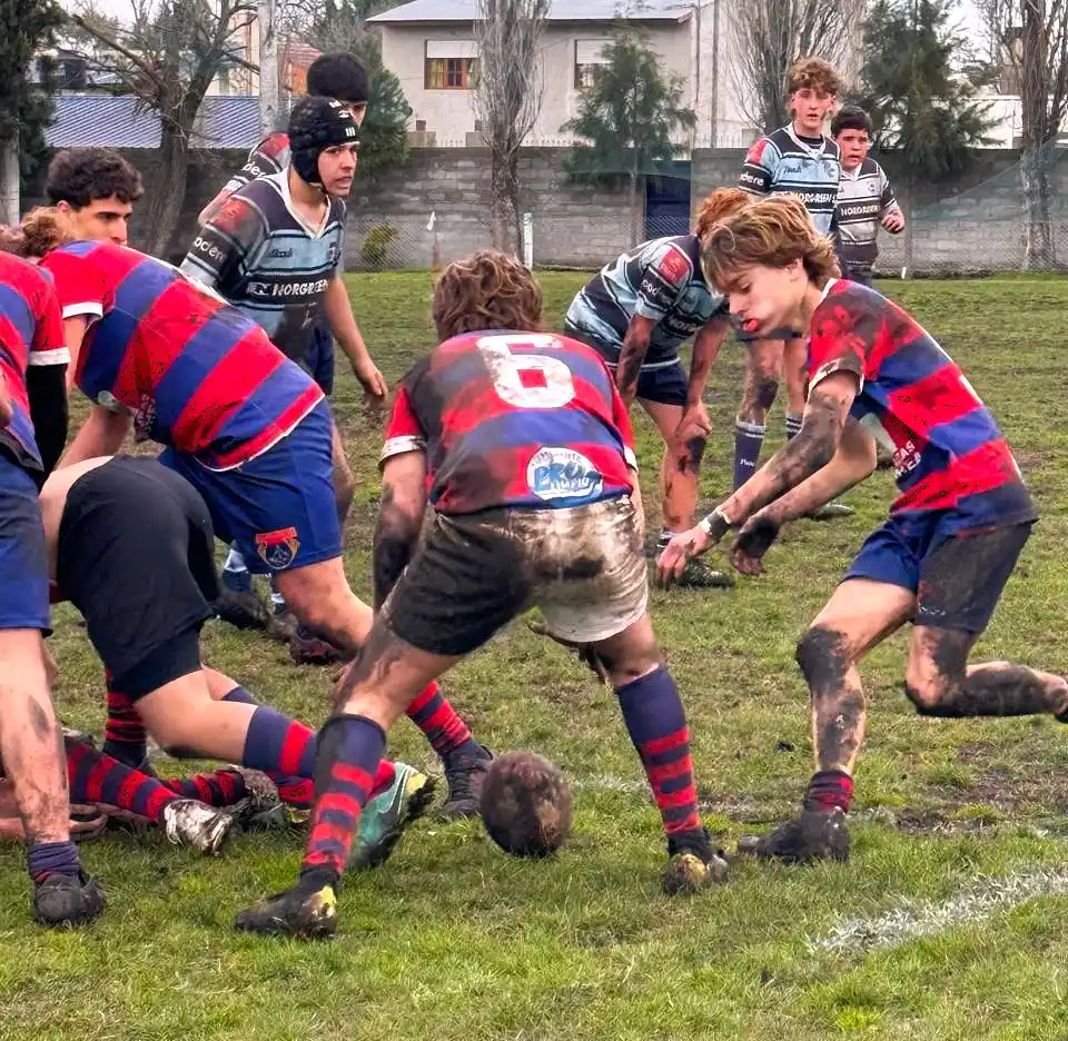 Cancha embarrada. Durante el partido entre Náutico y Universitario